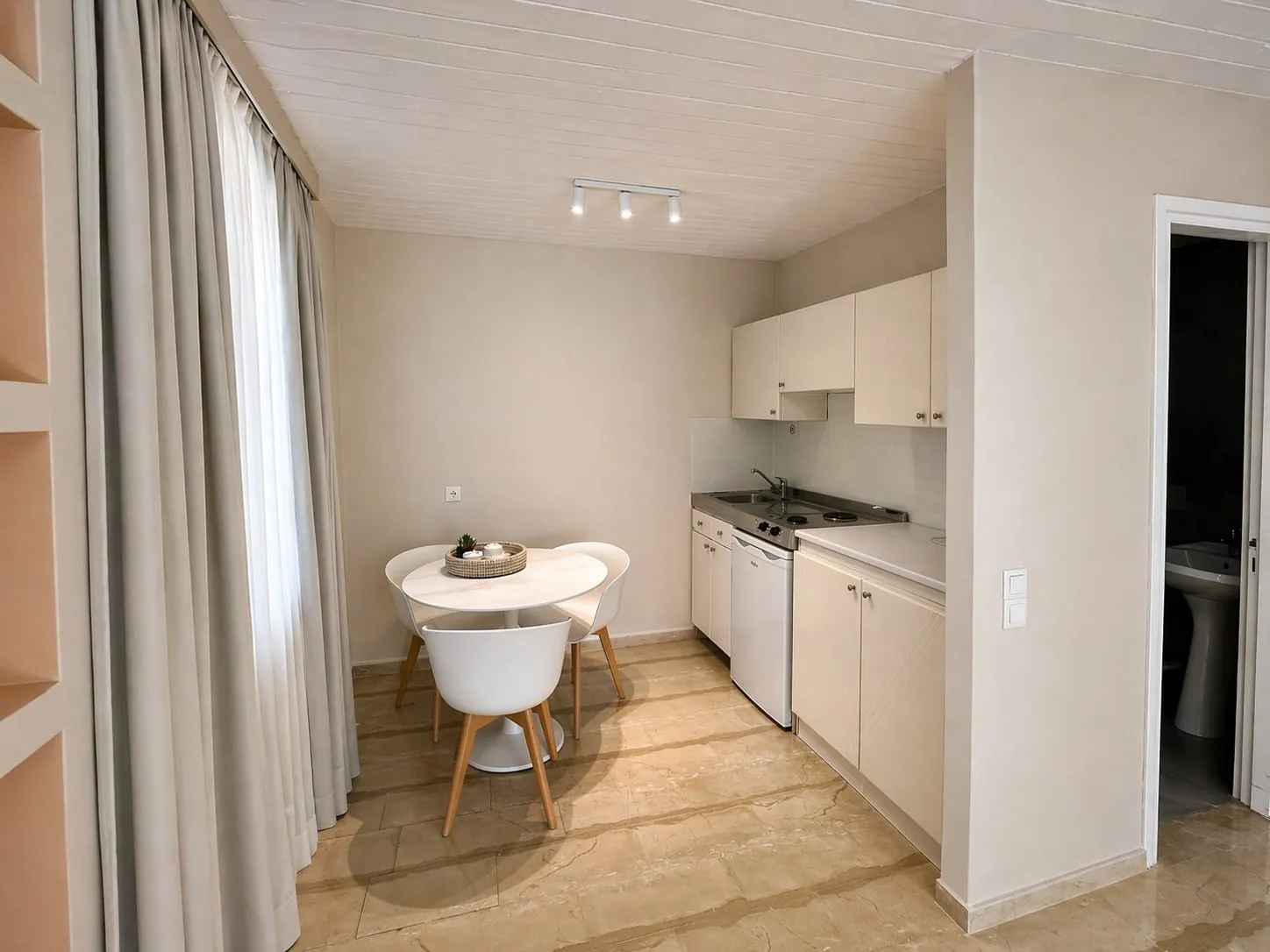 Master Apartment with Pool or Garden View - Split Level