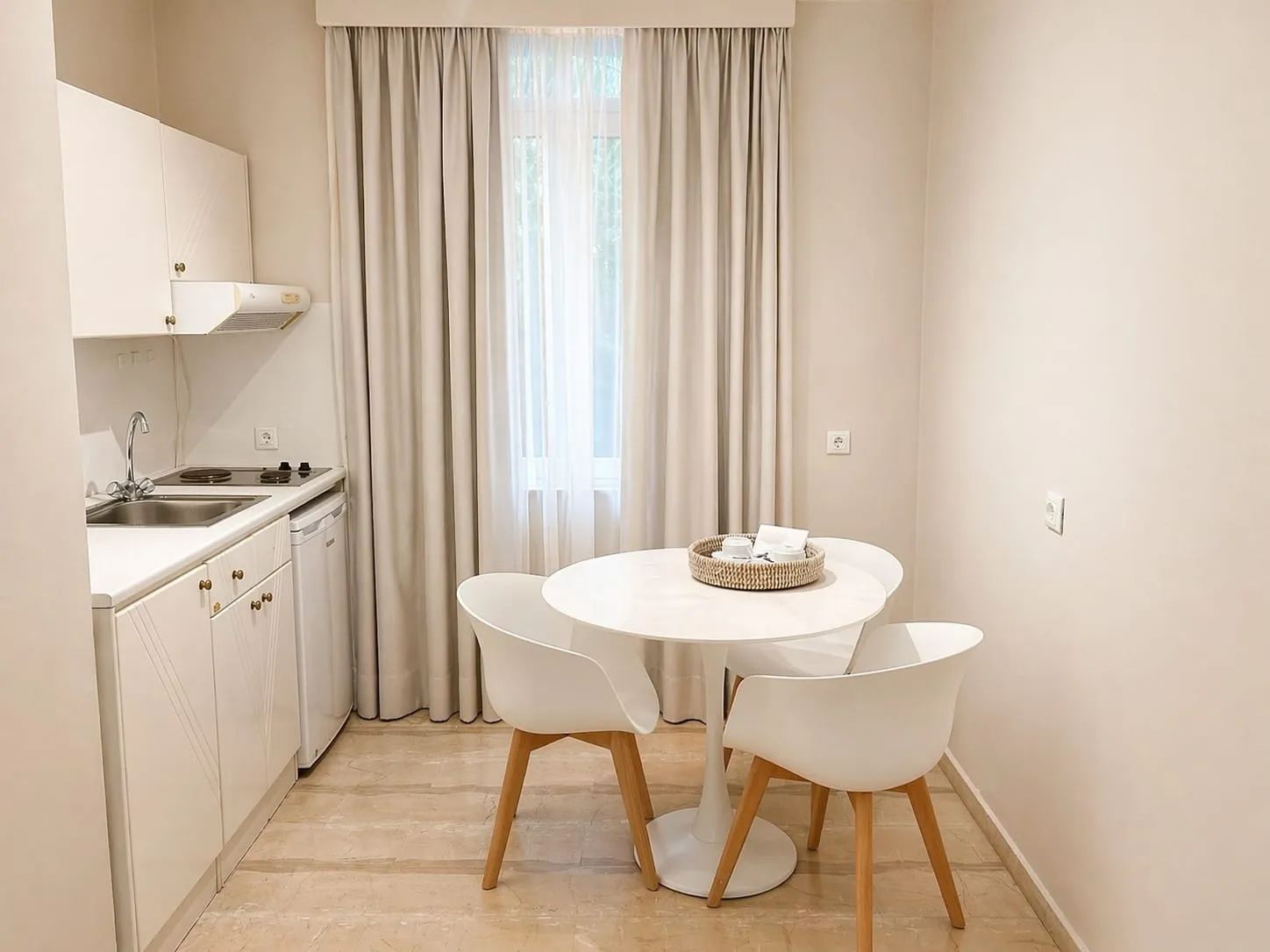 Master Apartment with Pool or Garden View - Split Level