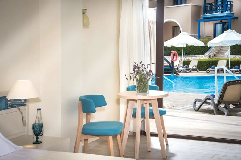 Swim-up Room / Bungalow