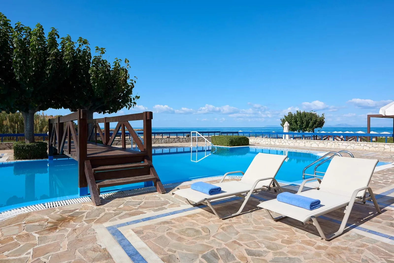 Bungalow Sea Front Swim Up