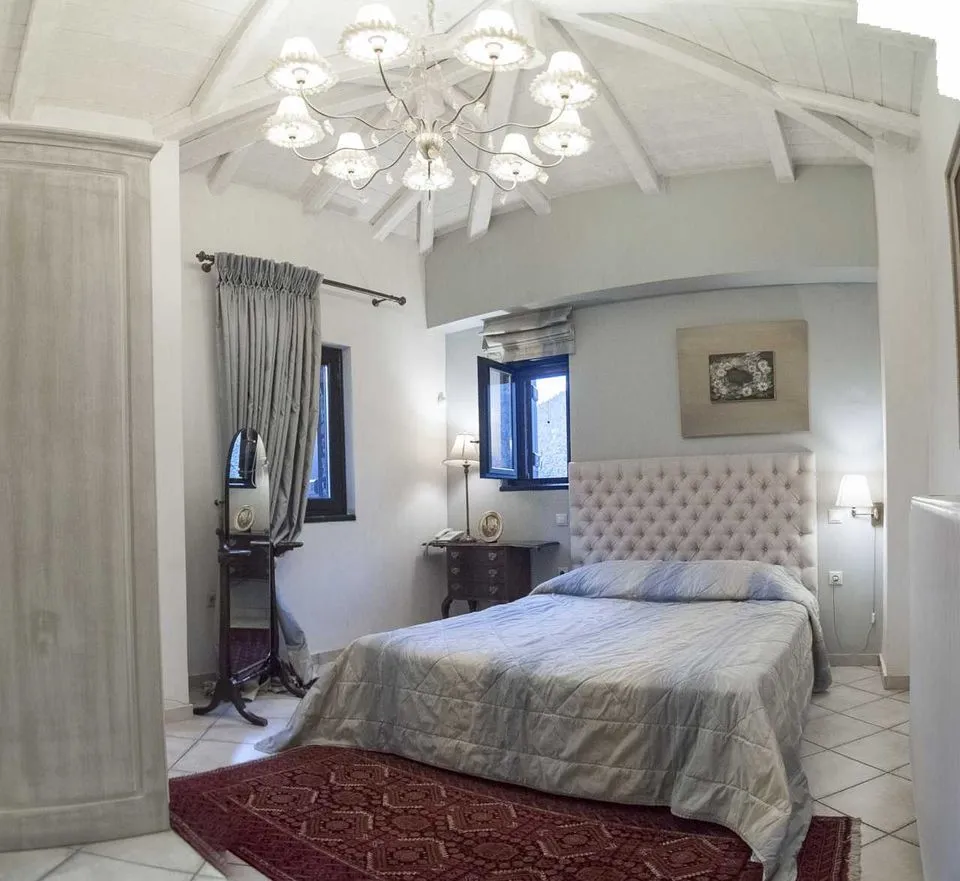 Luxury Suite with Mountain View (2 Bathrooms)