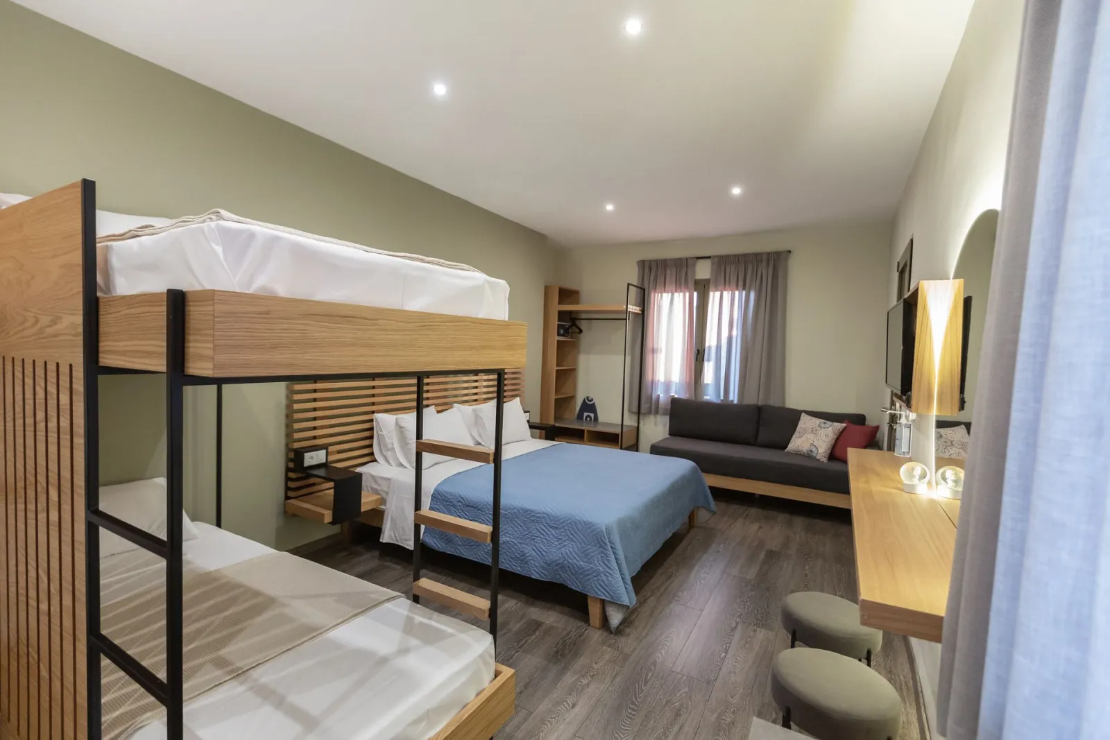 Deluxe Family Room Γ3