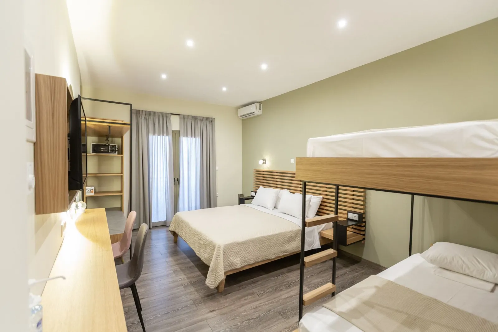 Deluxe Quadruple Room with Sea View Γ7