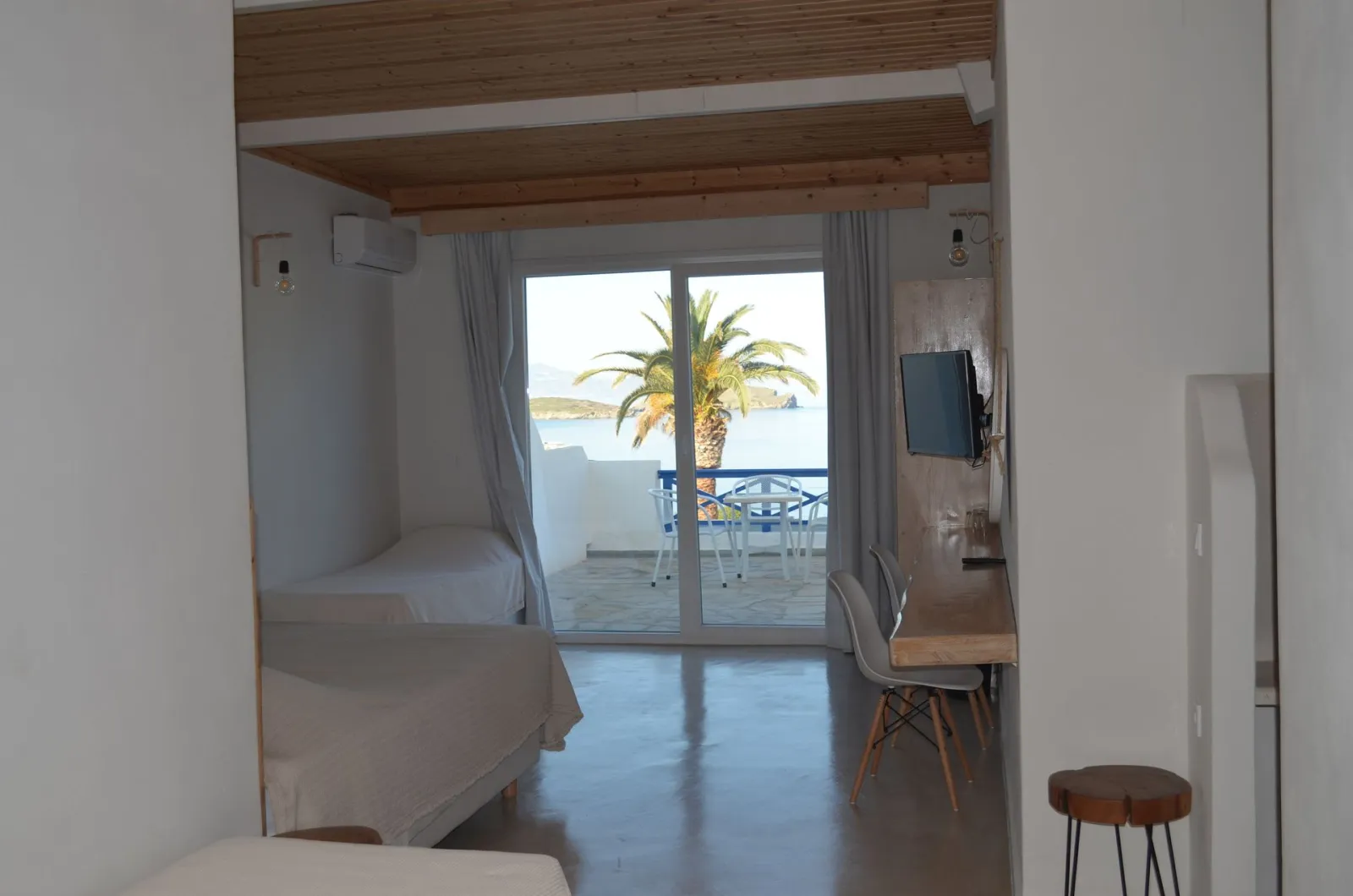 Executive Suite with outdoor Hot Tub &amp; Panoramic direct Sea View