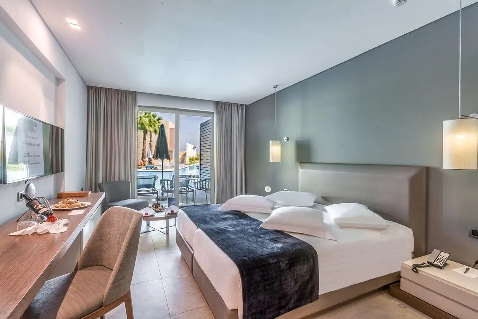 Double Swim-up Room