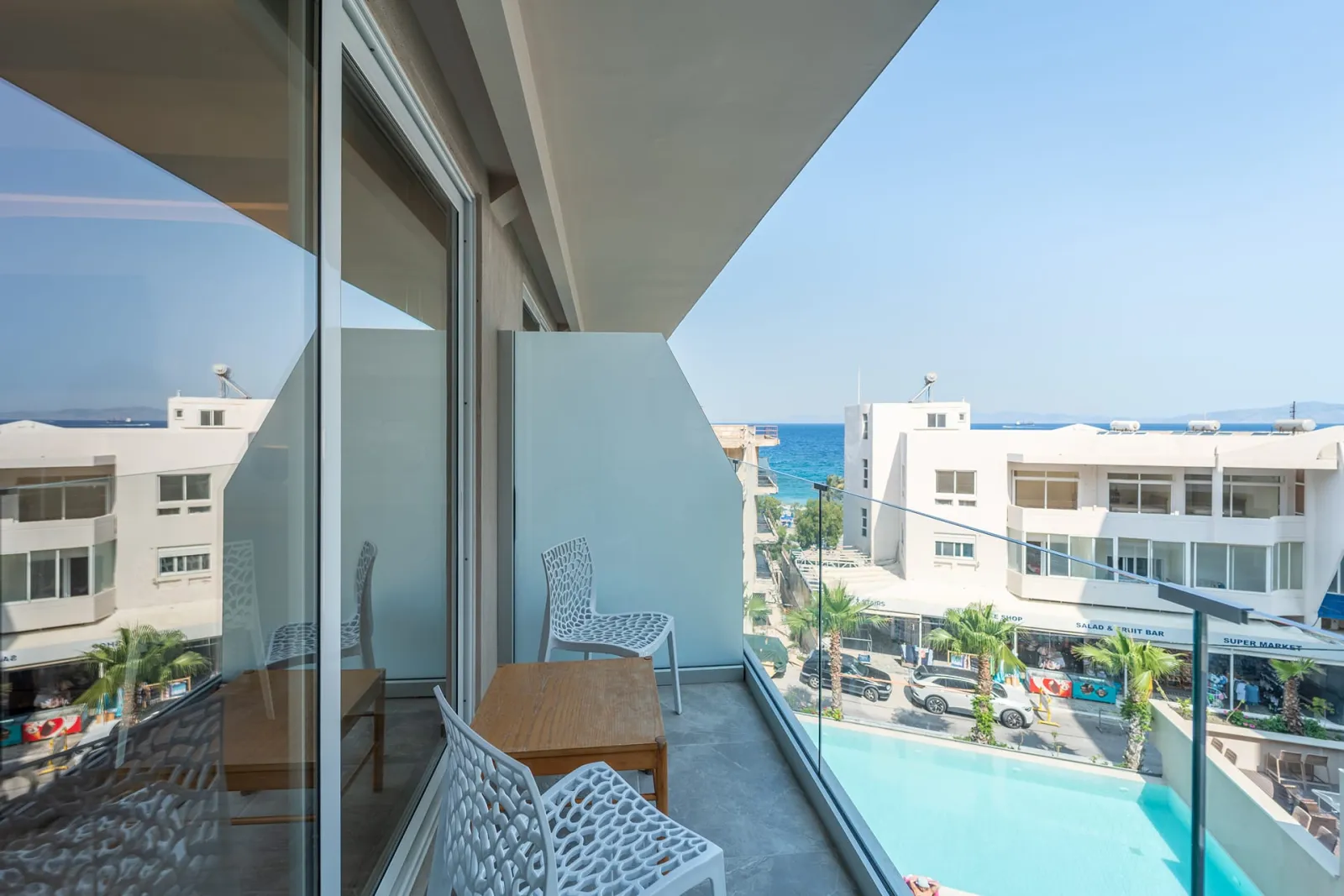 Deluxe Pool & City View