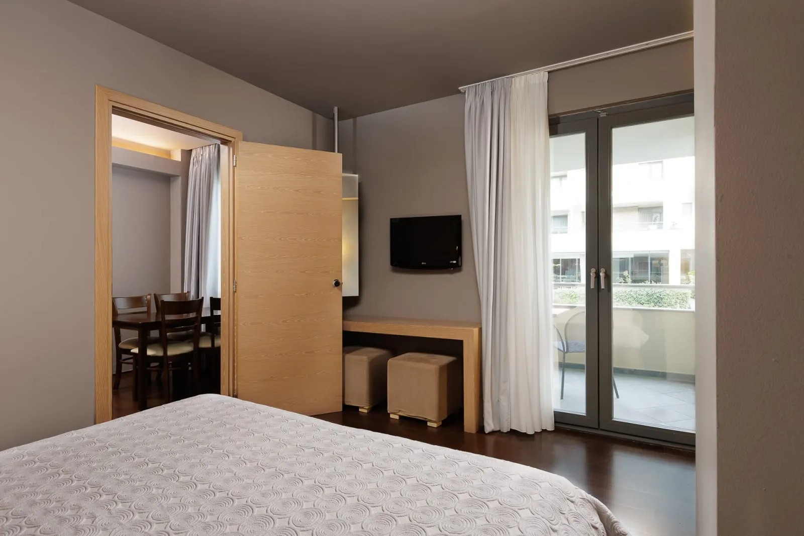 Grand Ground Floor Sea View Suite with Whirlpool
