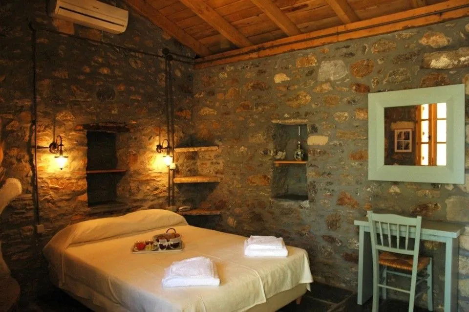 Double bed room with fireplace (Ntamia house)