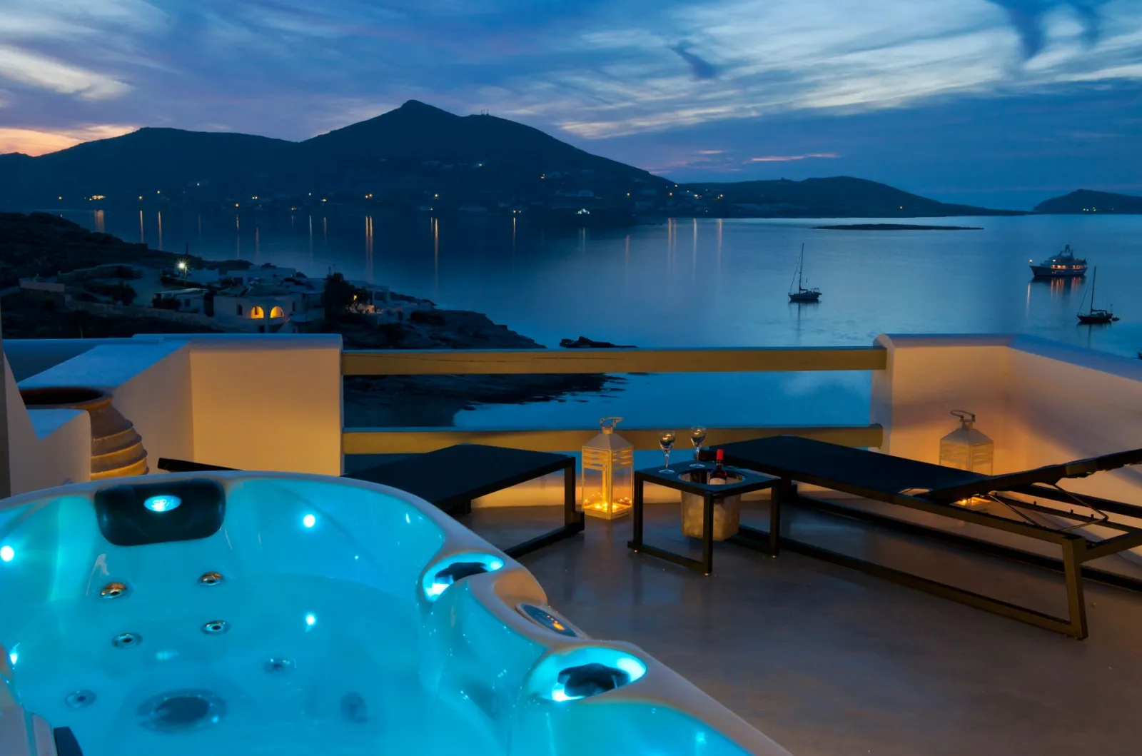 Suite with Outdoor Hot Tub and Panoramic Sea View
