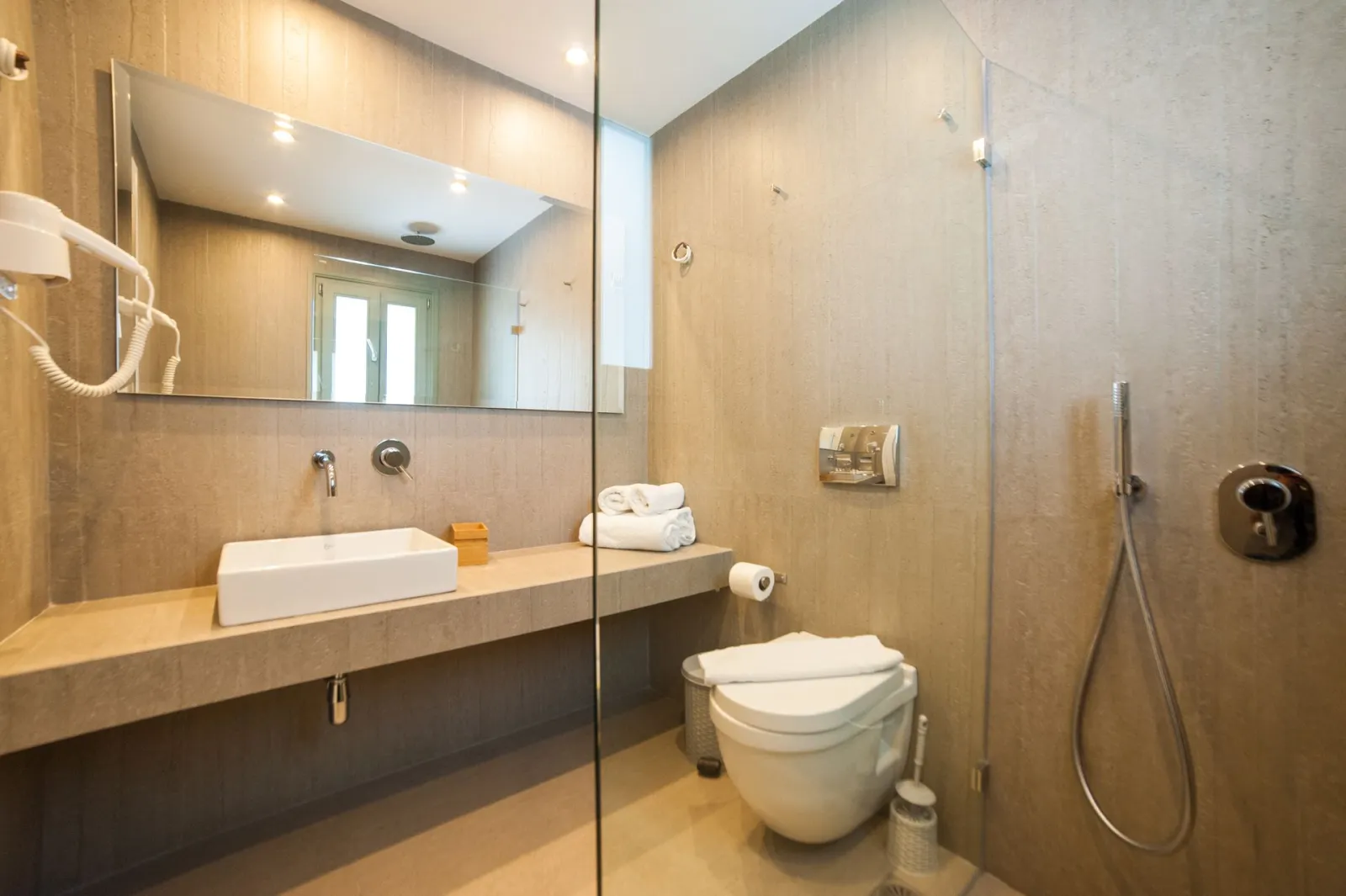 Suite with Outdoor Hot Tub and Panoramic Sea View
