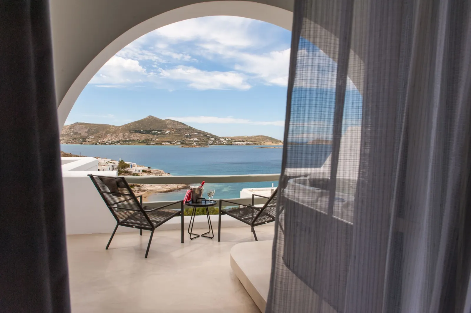 Suite with Outdoor Hot Tub and Panoramic Sea View