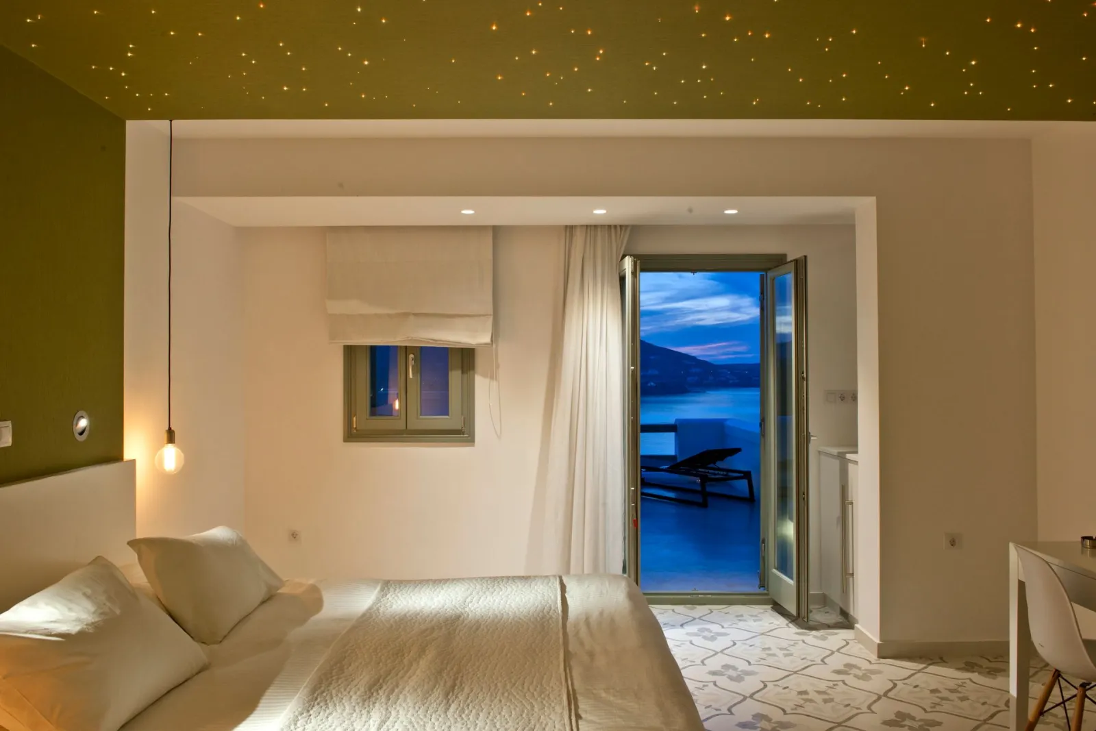 Suite with Outdoor Hot Tub and Panoramic Sea View