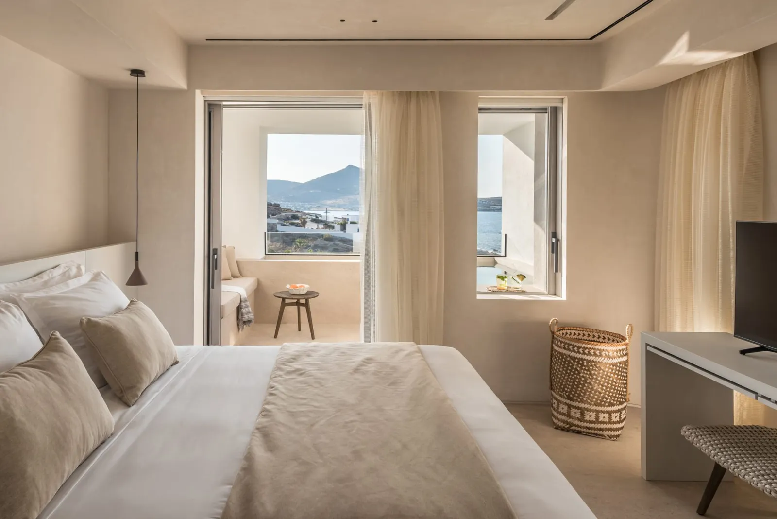 Executive Suite with Outdoor Hot Tub &amp; Sea View