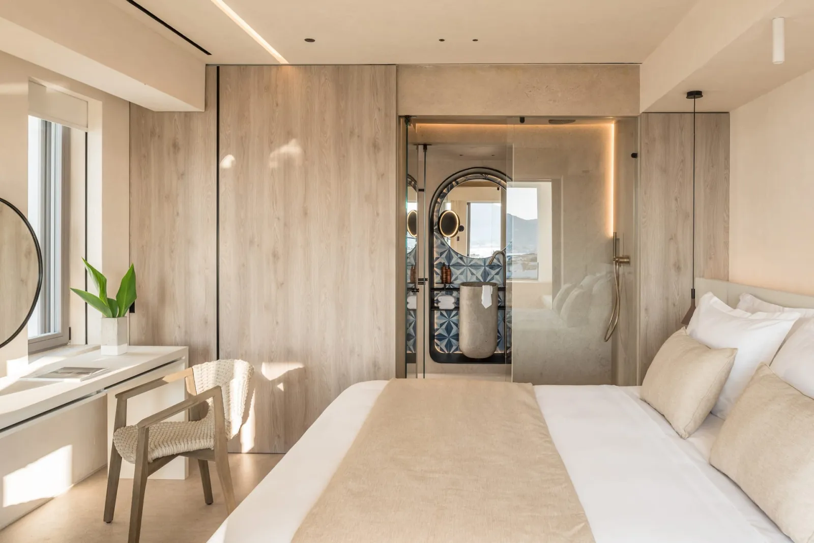 Executive Suite with Outdoor Hot Tub &amp; Sea View