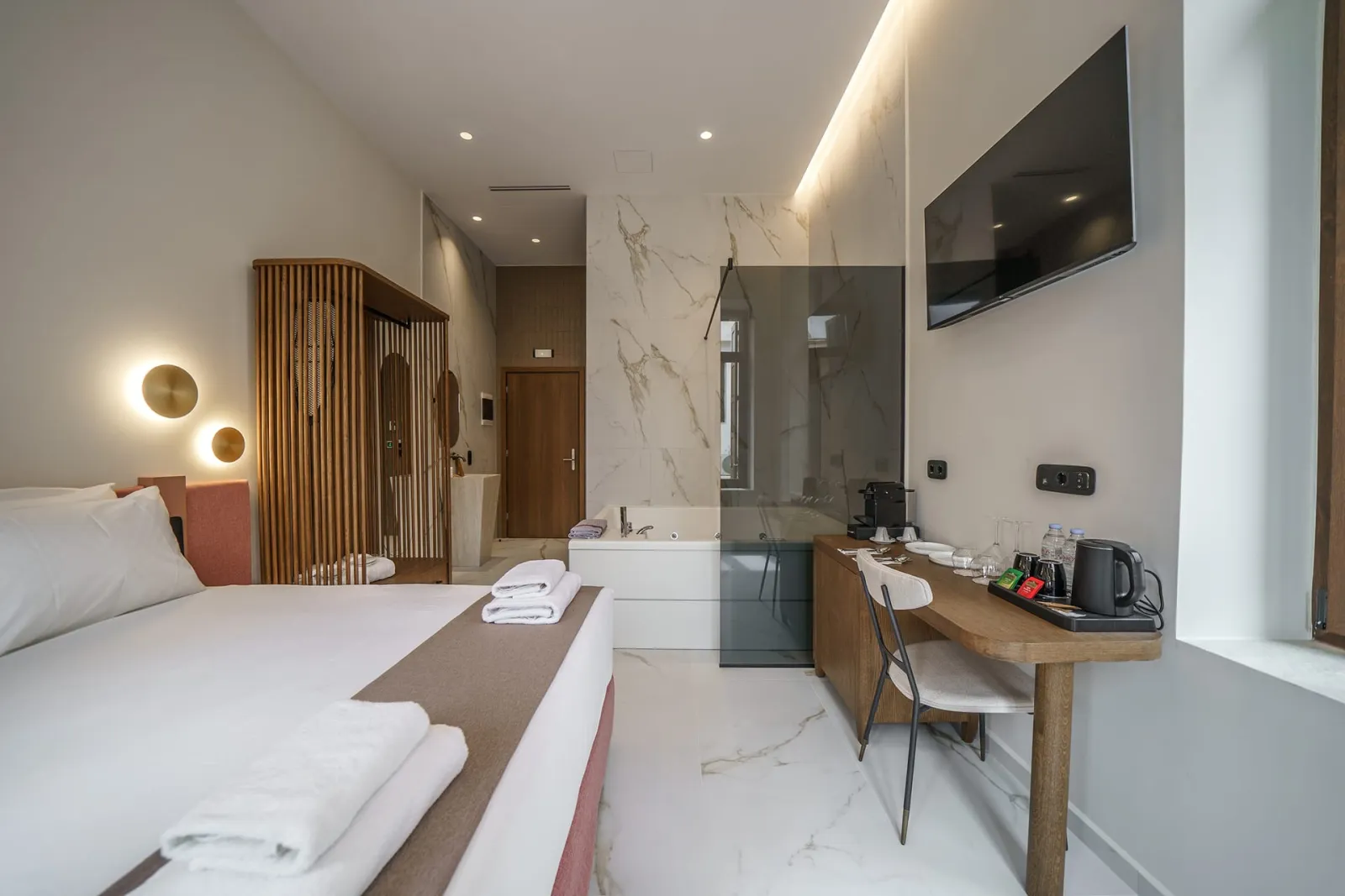 Queen Suite with Spa Bath - City View | Rethymnon Old Town