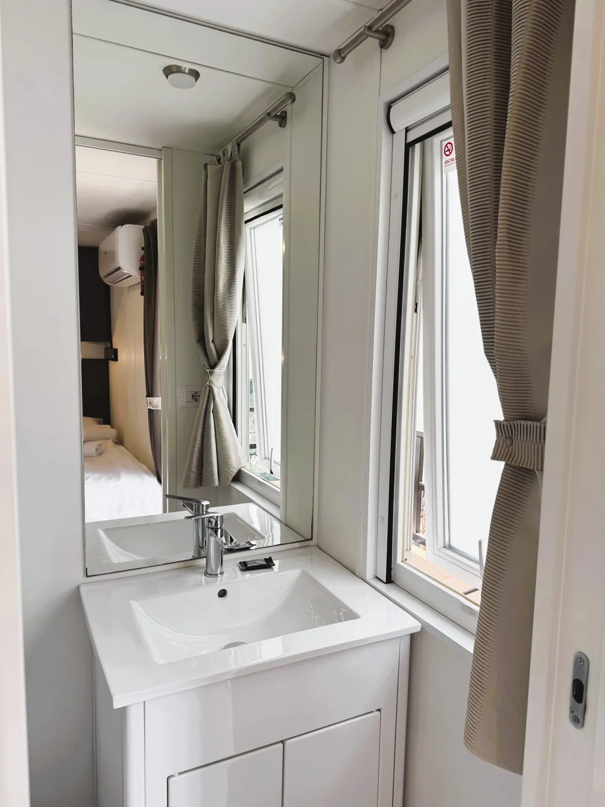 Hotel Mobile Room