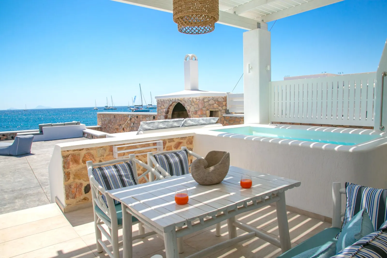 Elegant Suite with outdoor private hot tub &amp; beach front