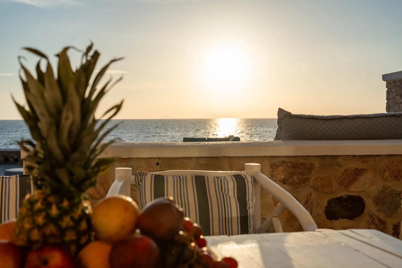 Elegant Suite with outdoor private hot tub &amp; beach front