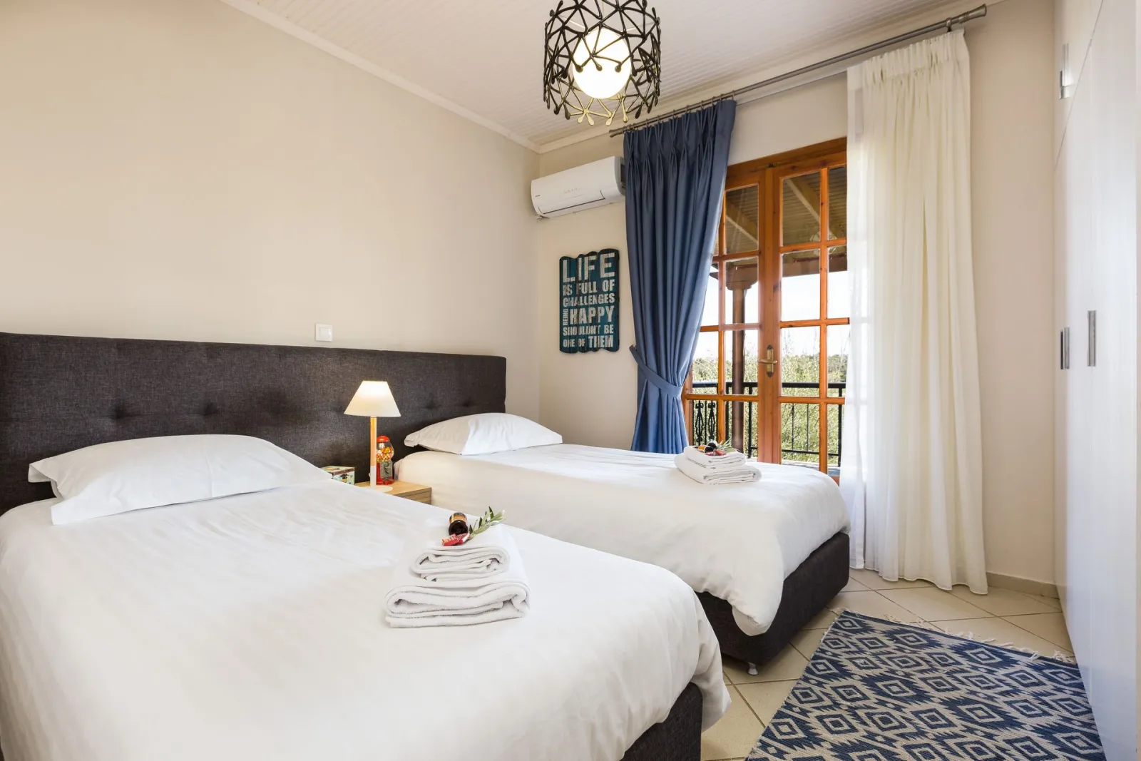 Bedroom with 2 single beds (2 bedroom villa)