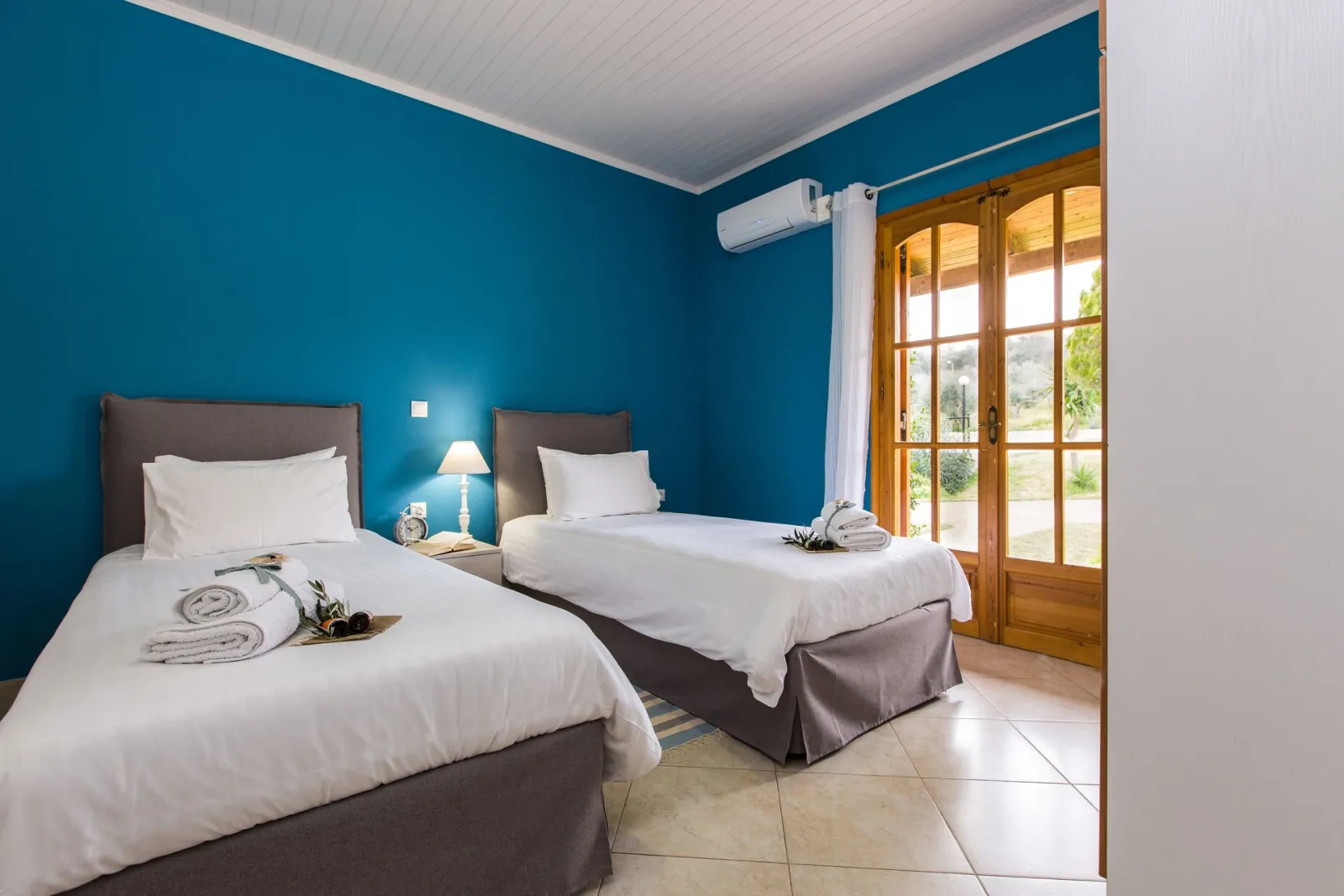 Bedroom with 2 single beds (4 bedroom villa)