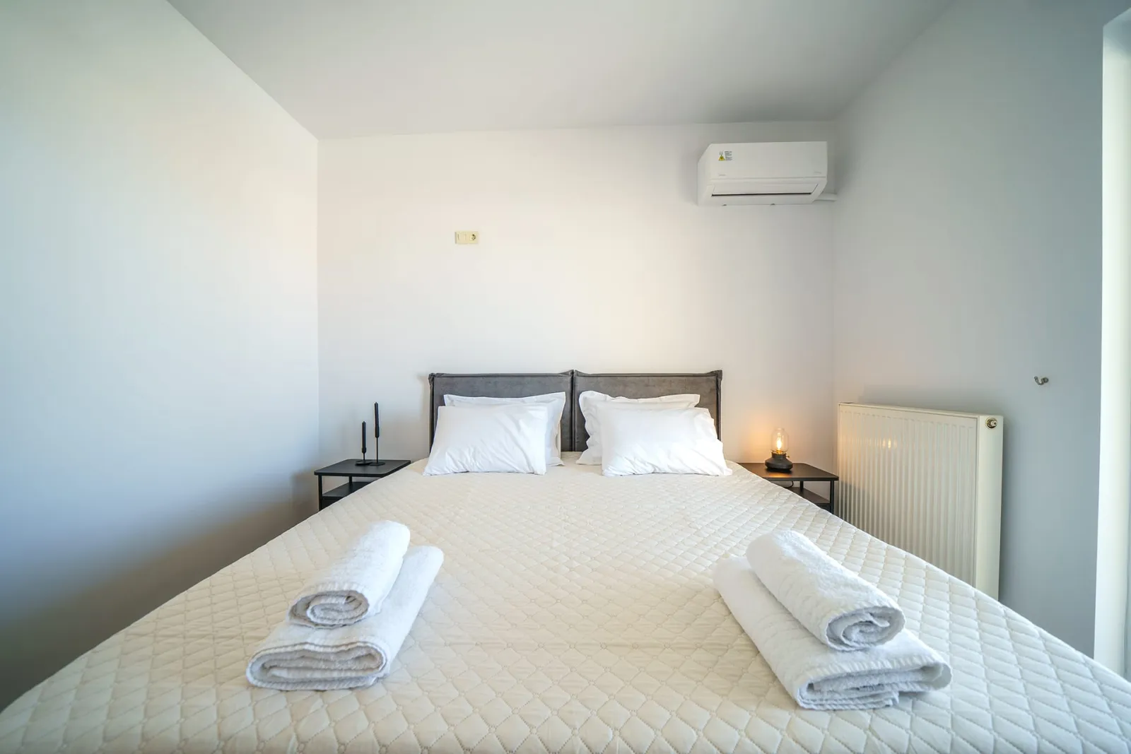 Flexible Bedroom Setup —2 Single Beds  (0.90×200) or a King Size Bed (180×200)
