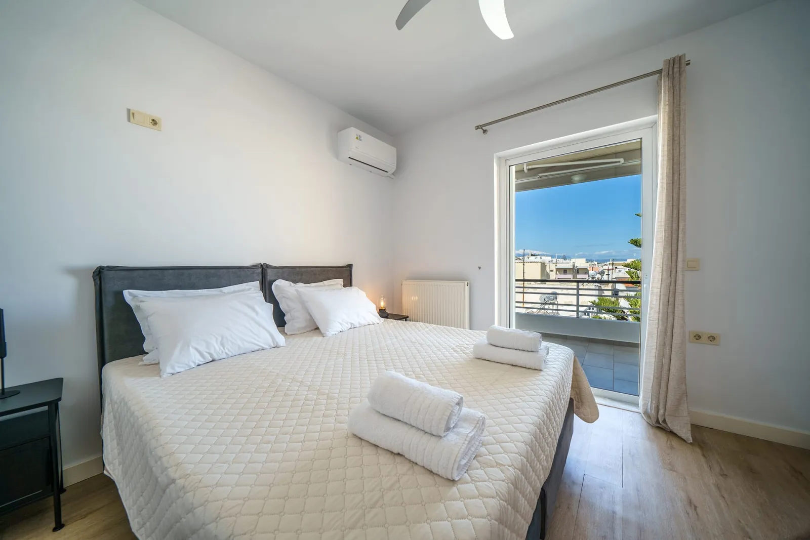 Flexible Bedroom Setup —2 Single Beds  (0.90×200) or a King Size Bed (180×200)