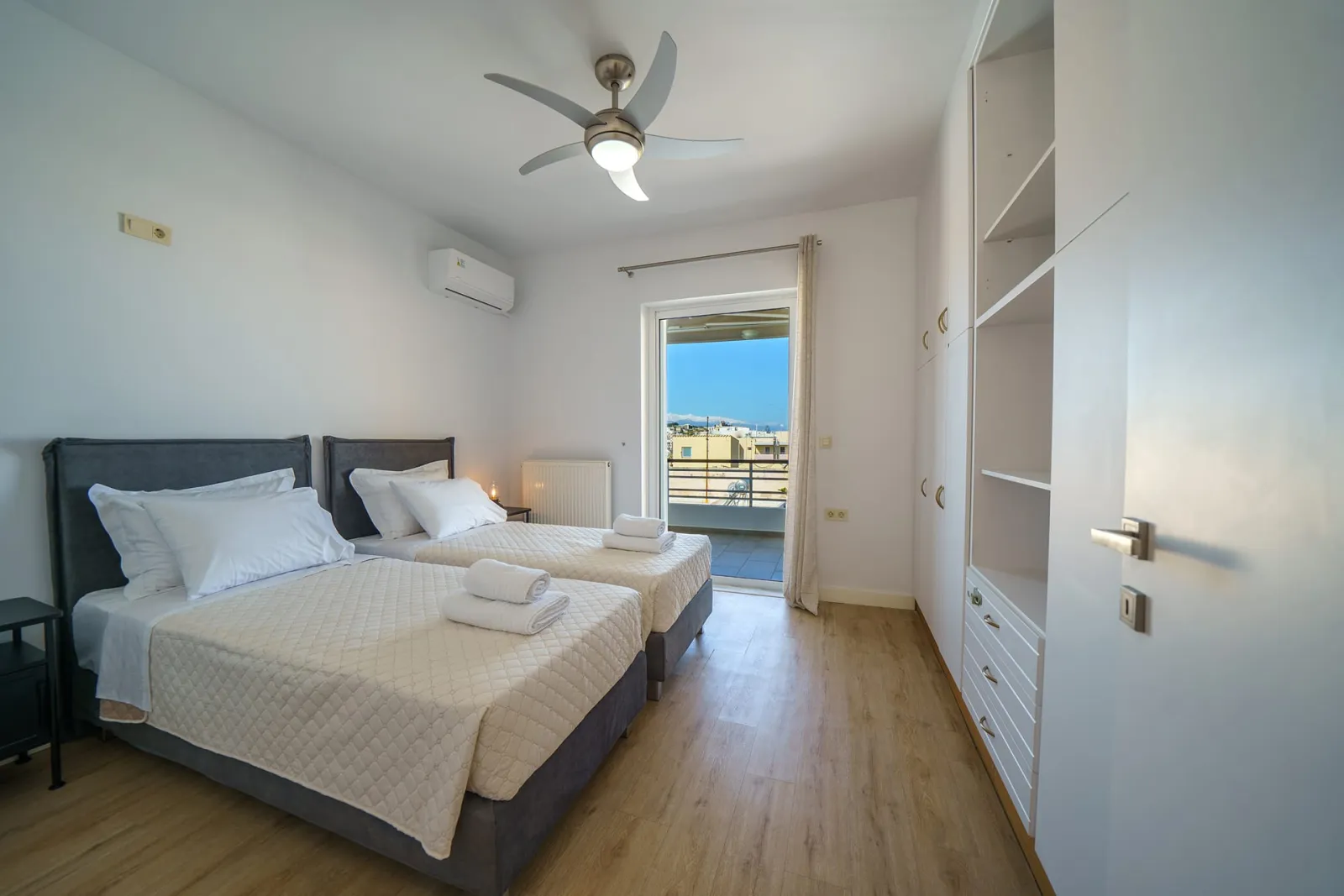 Flexible Bedroom Setup —2 Single Beds  (0.90×200) or a King Size Bed (180×200)