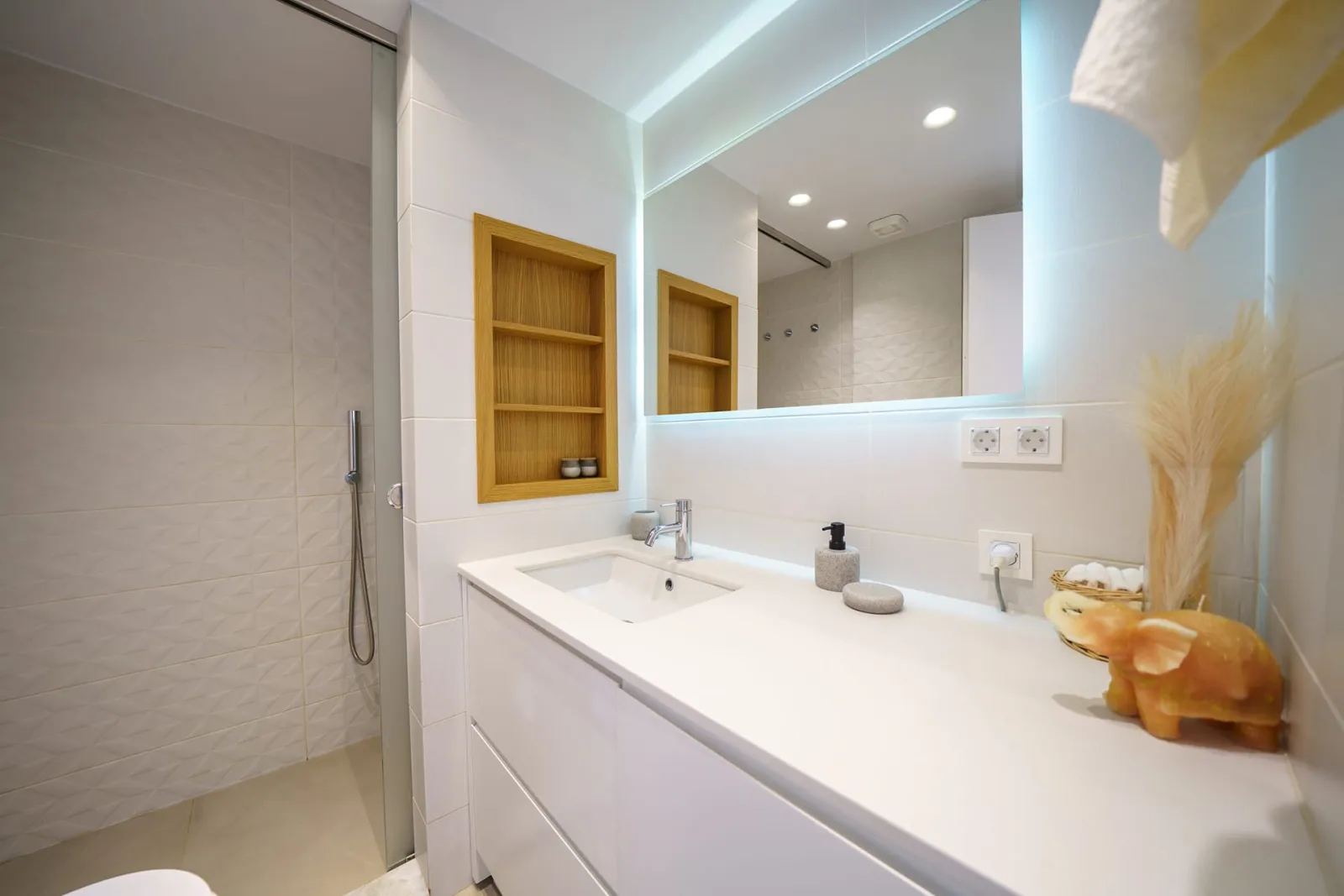 Bathroom area- mordern bathroom with all essentials provided