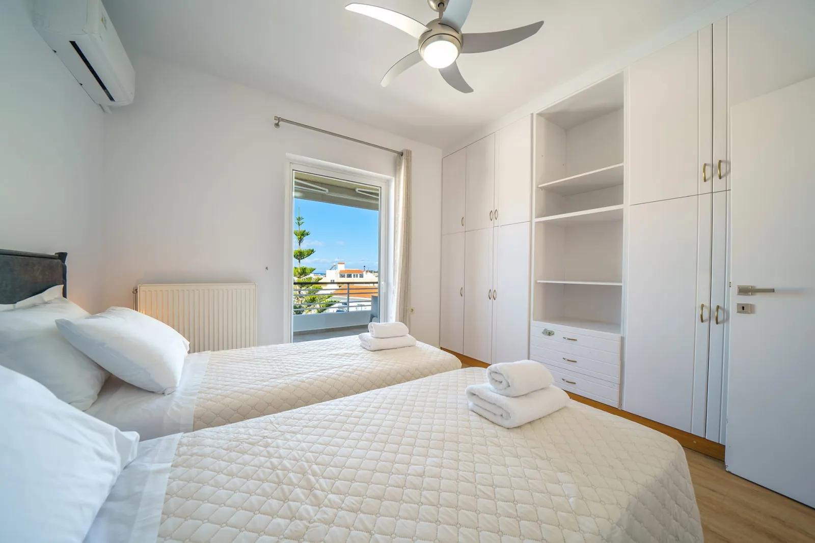 Flexible Bedroom Setup —2 Single Beds  (0.90×200) or a King Size Bed (180×200)