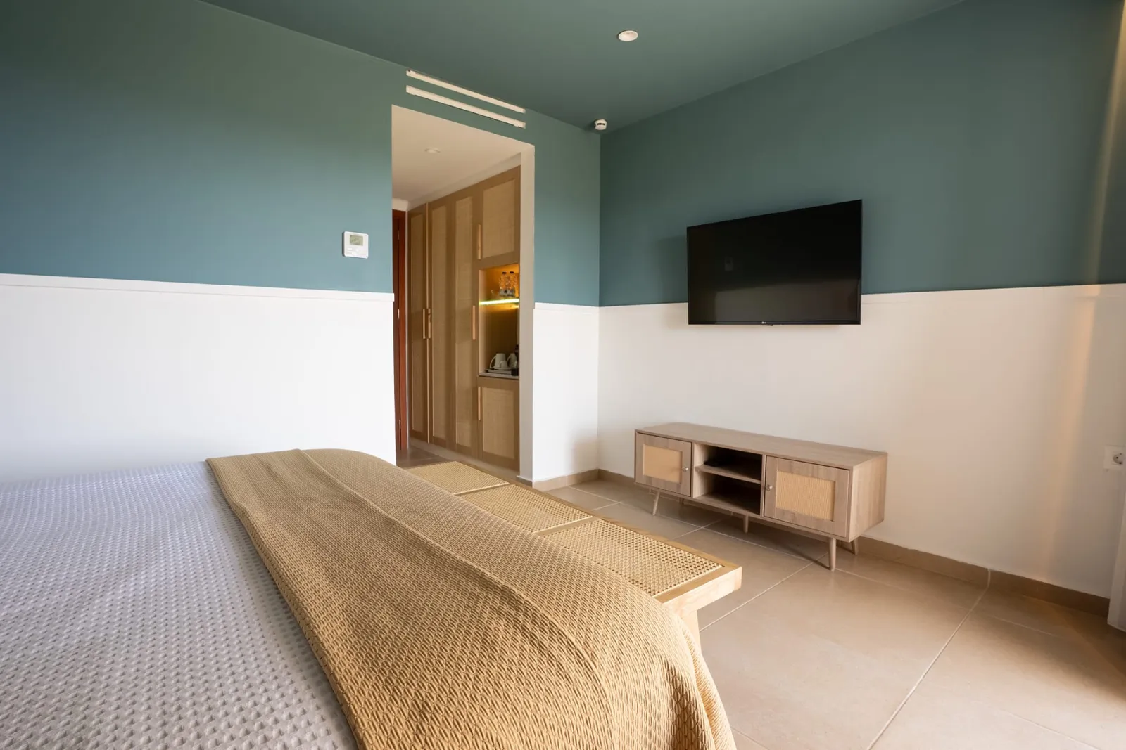Deluxe Standard Room with Side Sea View