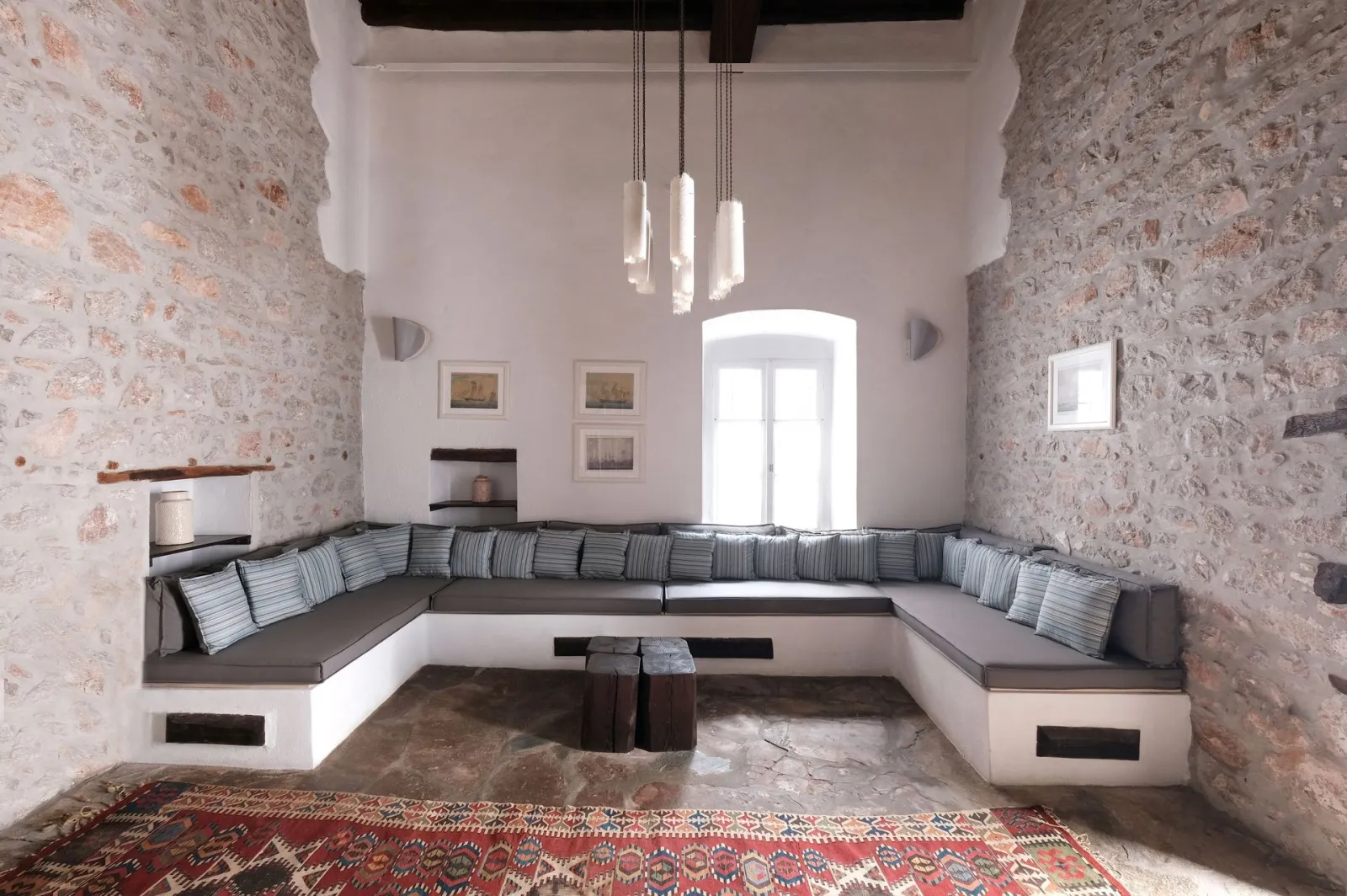 Keresbino Hydra Manor House
