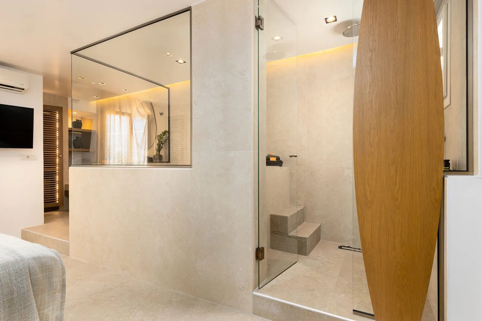Executive Suite with Hot Τub