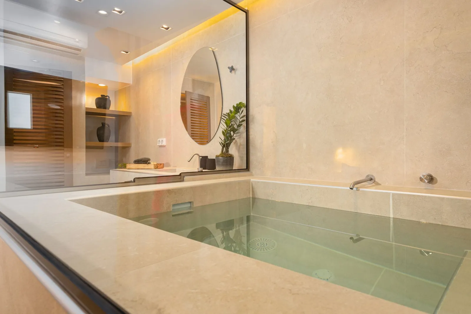 Executive Suite with Hot Τub