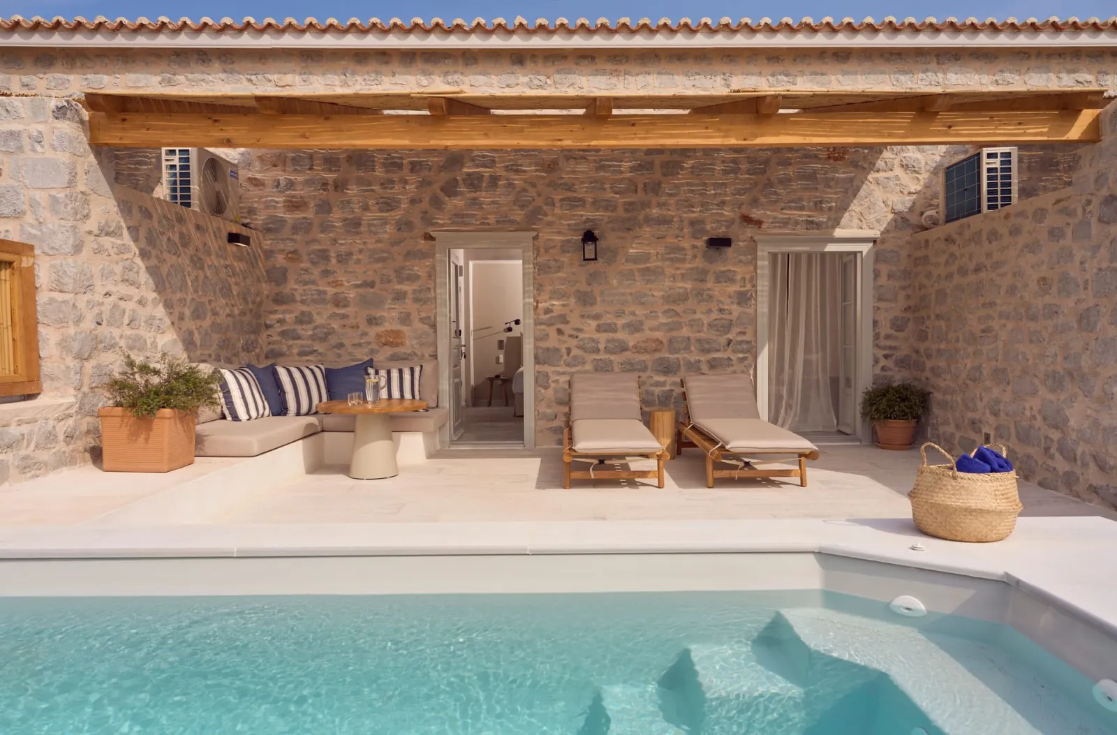 2 Beachfront Suites with Private Pool Interconnecting