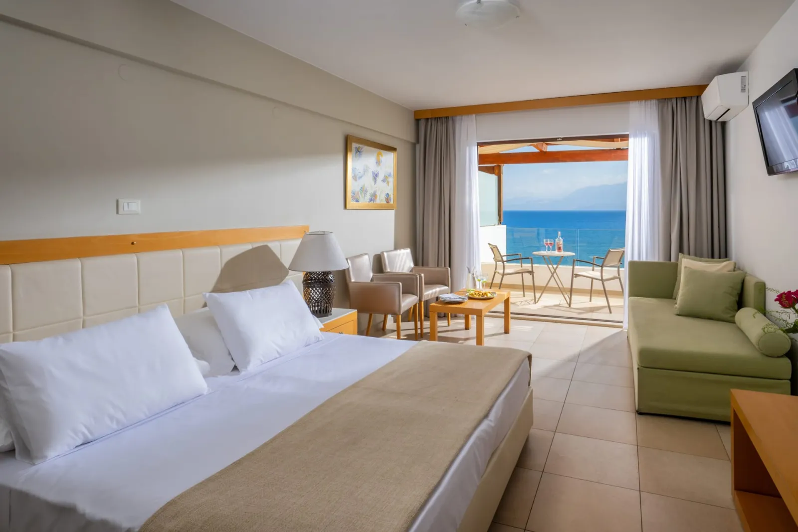 Frontal Deluxe Room with Sea View