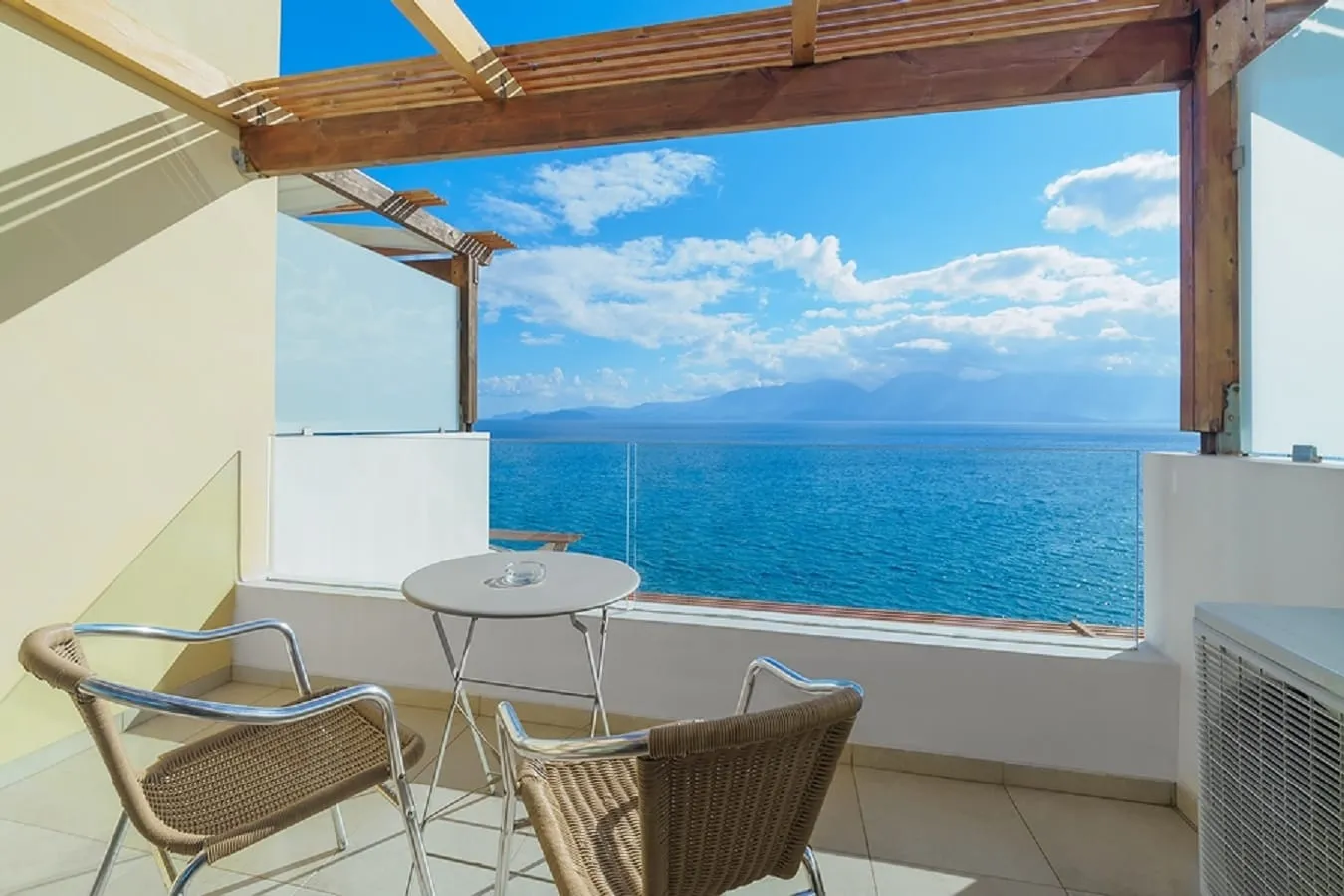 Frontal Deluxe Room with Sea View
