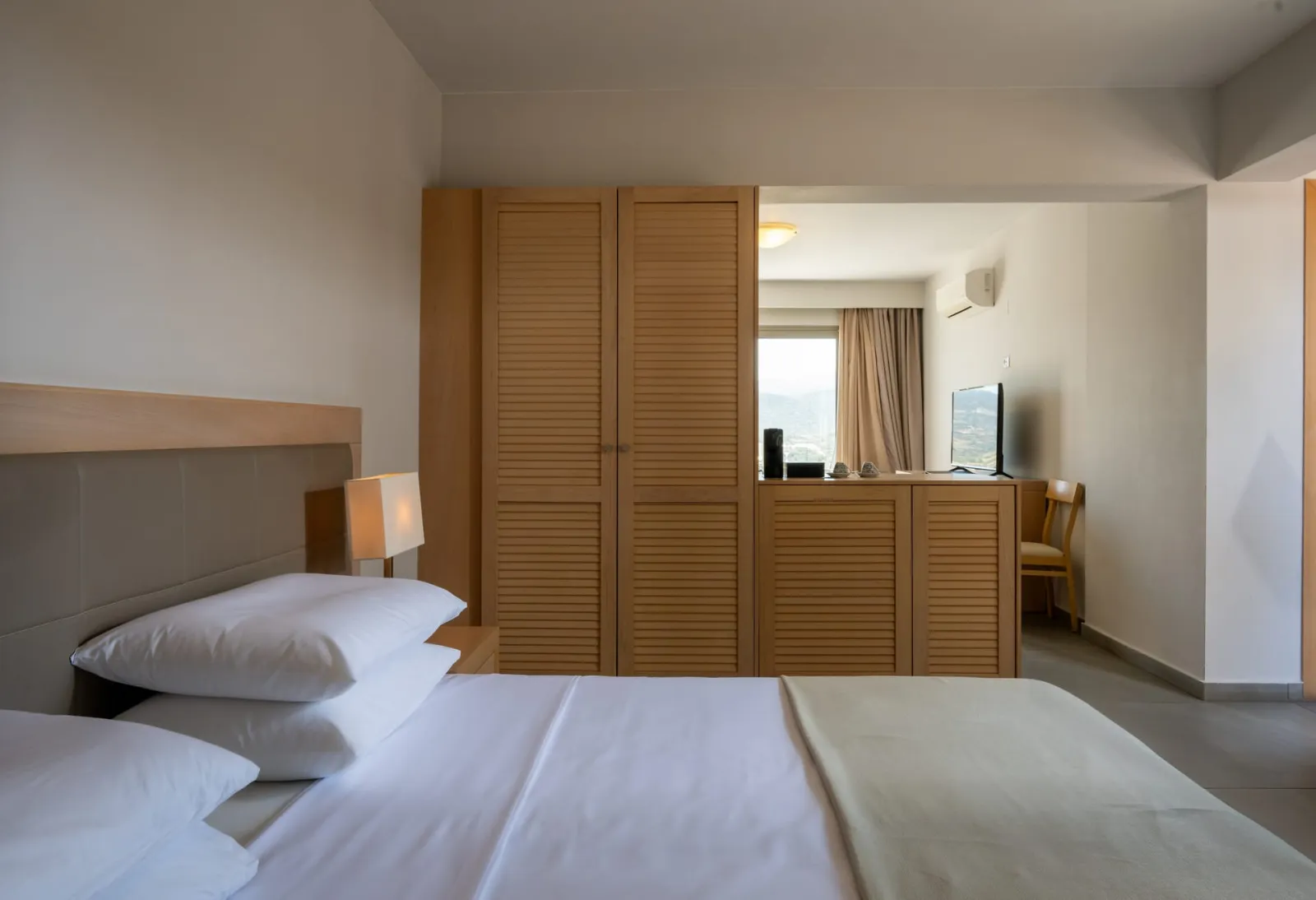 Suite with Side Sea View & Outdoor Jacuzzi