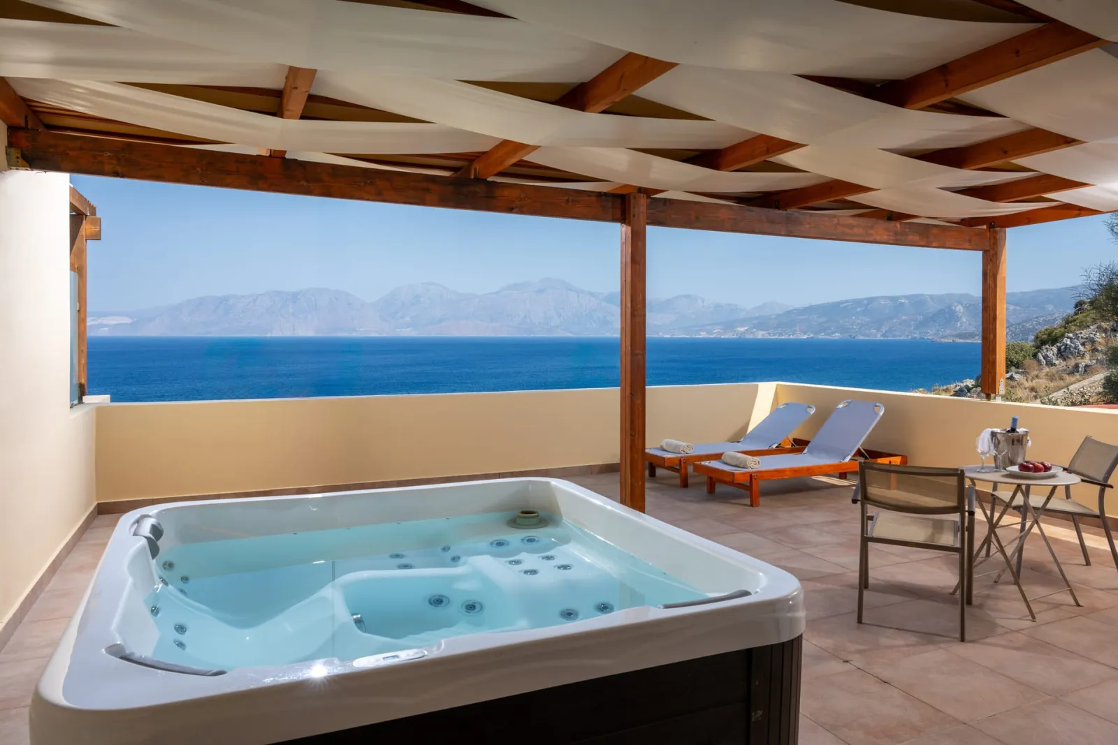 Suite with Sea View &amp; Outdoor Jacuzzi