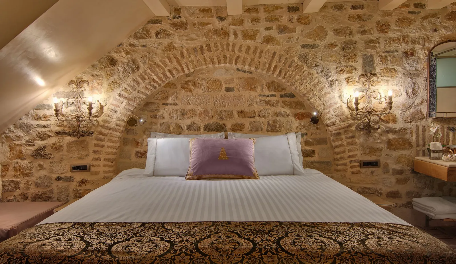 Byzantine King Room with Fireplace | Οντάς του Στάυρου