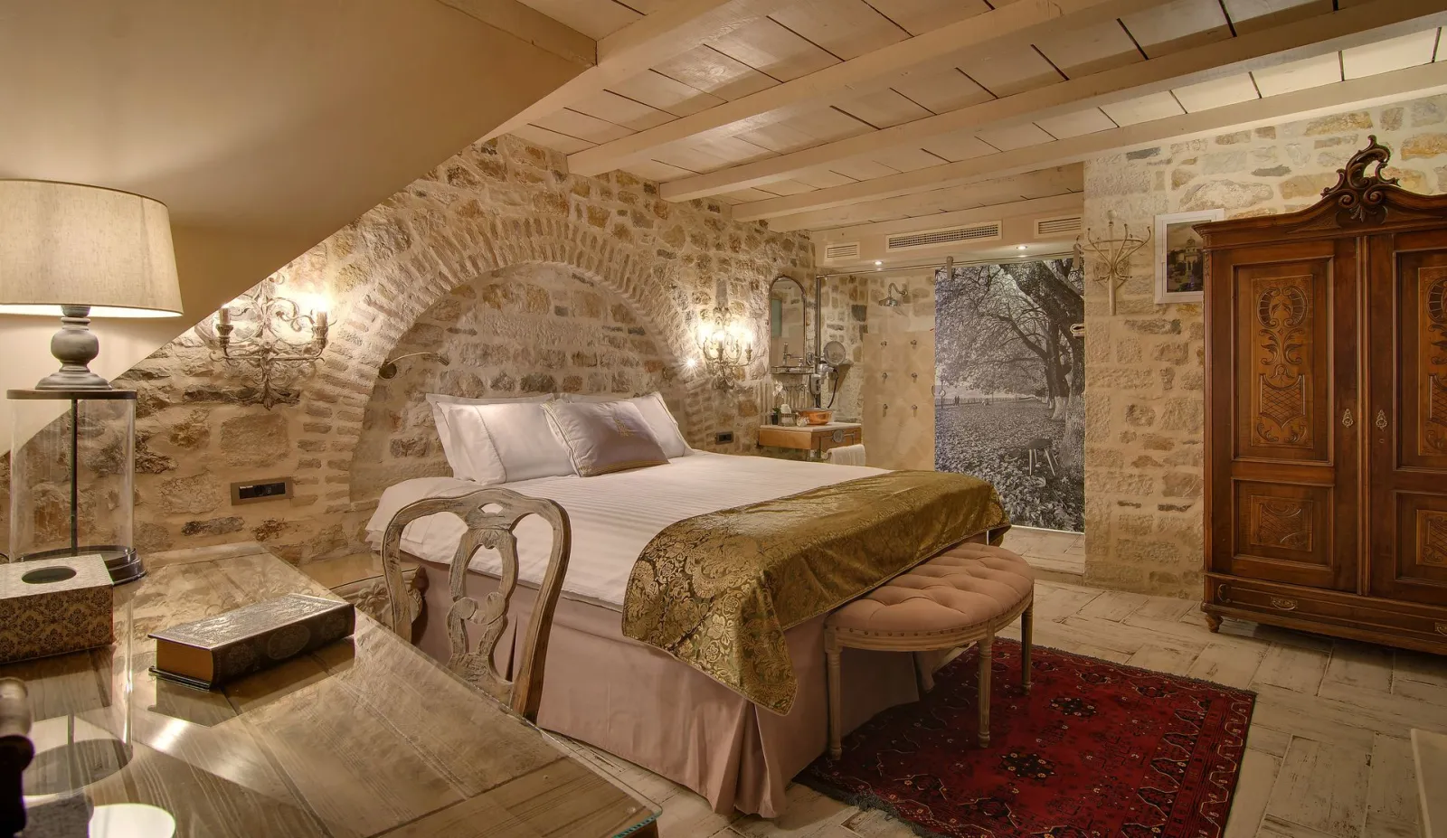 Byzantine King Room with Fireplace | Οντάς του Στάυρου