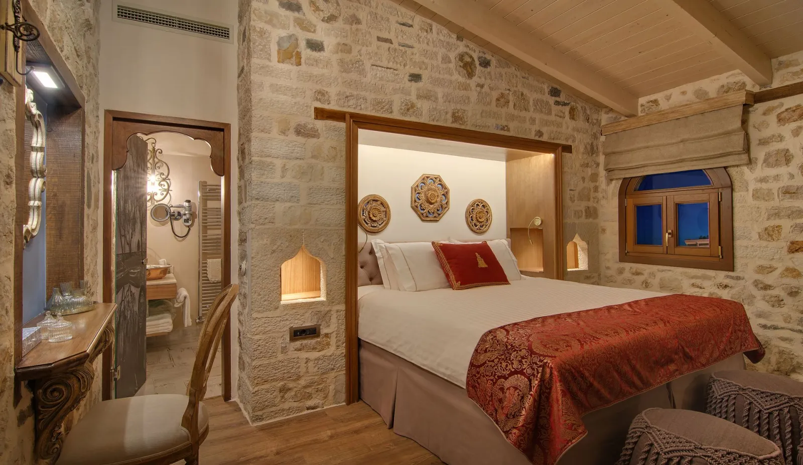 Byzantine Queen Room with Fireplace &amp; Balcony | Οντάς του Σίνα