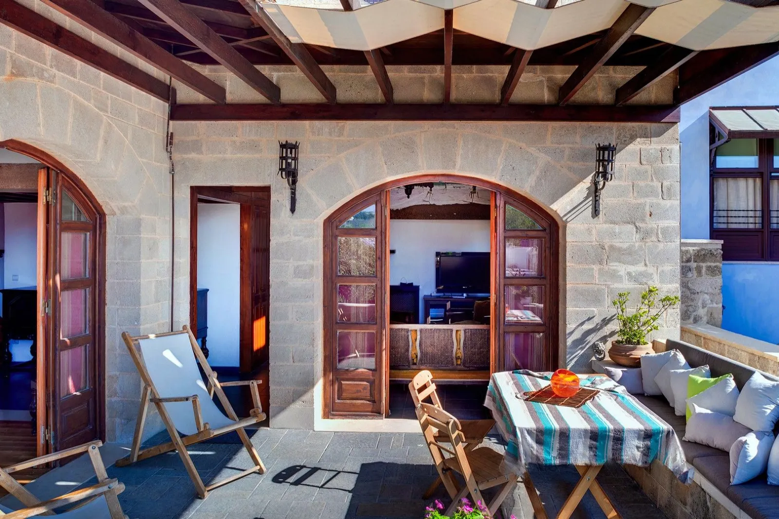 Medieval Villa with Outdoor Hot Tub "Places in Suspension"
