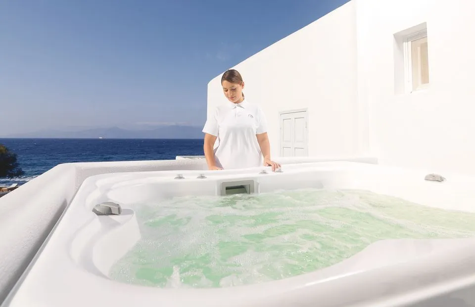 Deluxe Double with Outdoor Jacuzzi &amp; Partial Sea View
