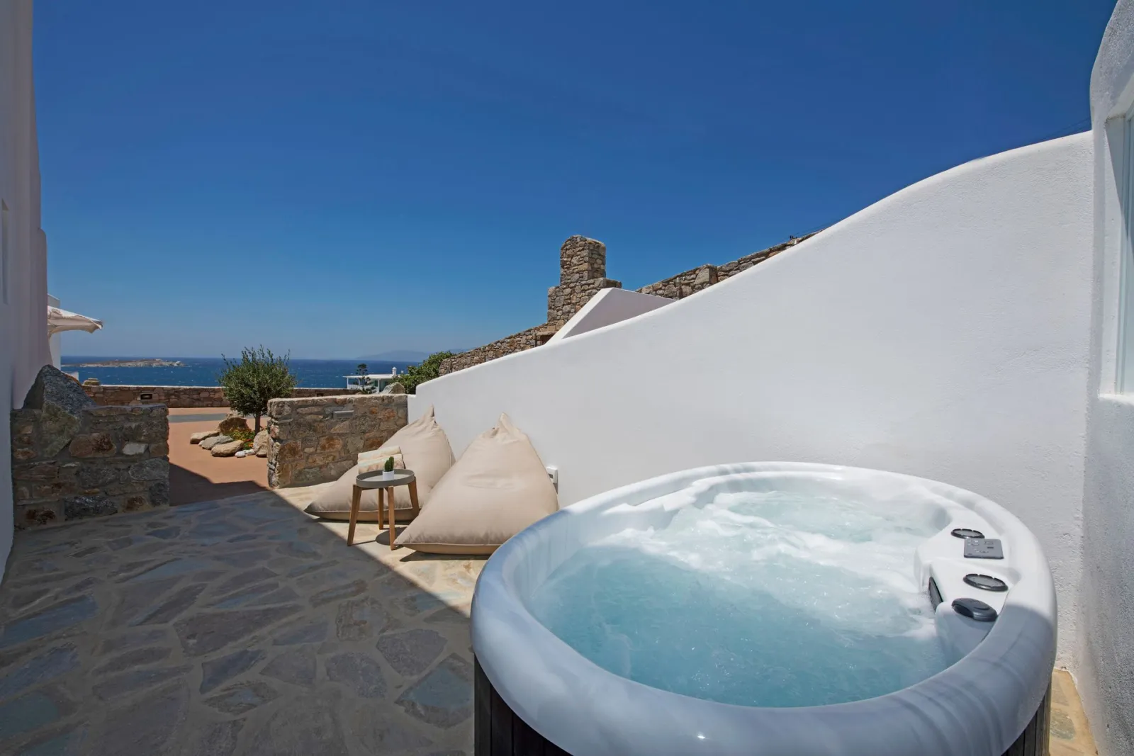 Superior Premium Residence with Outdoor Jacuzzi - Annex Building by Karavas Apartments