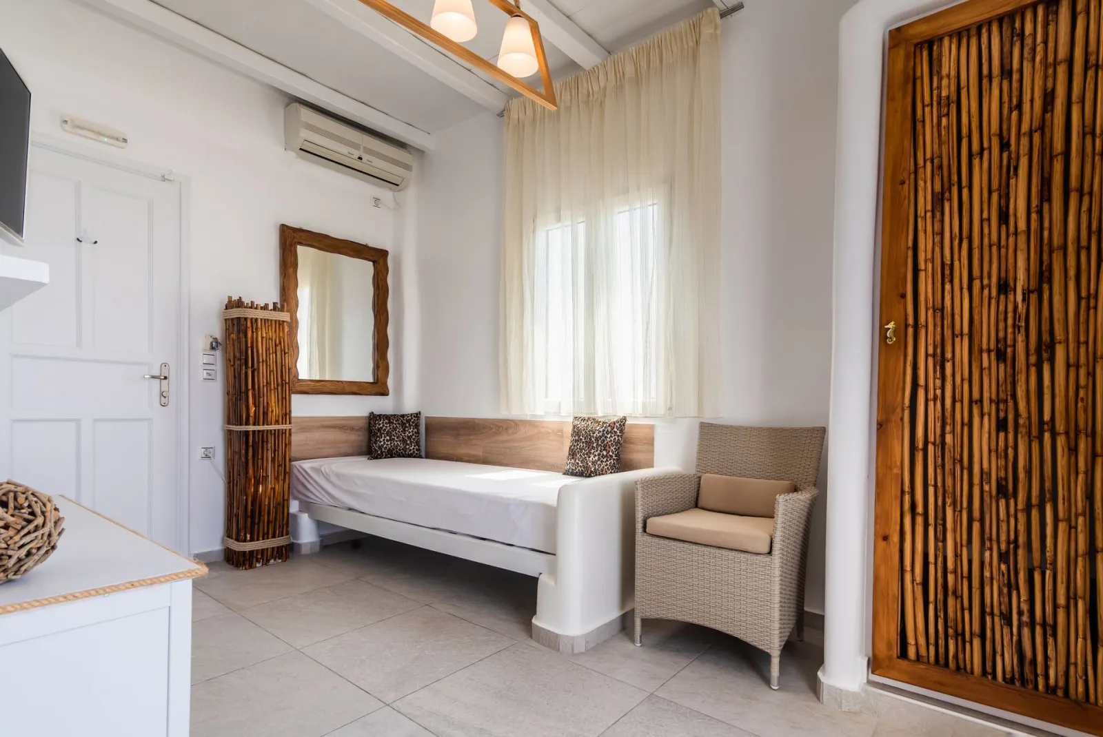 Zeus - Deluxe Suite with Outdoor Hot Tub & sea view