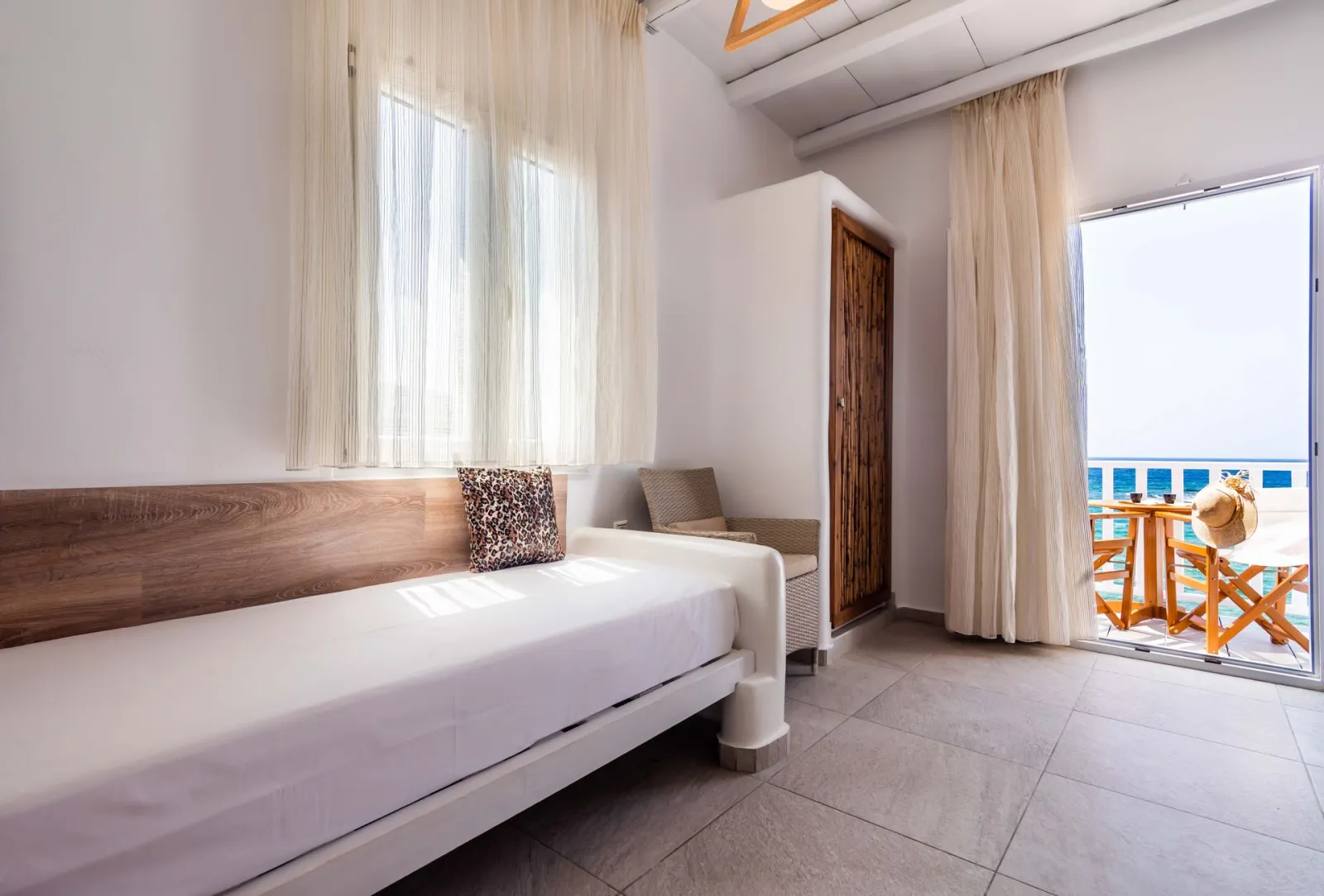 Zeus - Deluxe Suite with Outdoor Hot Tub & sea view