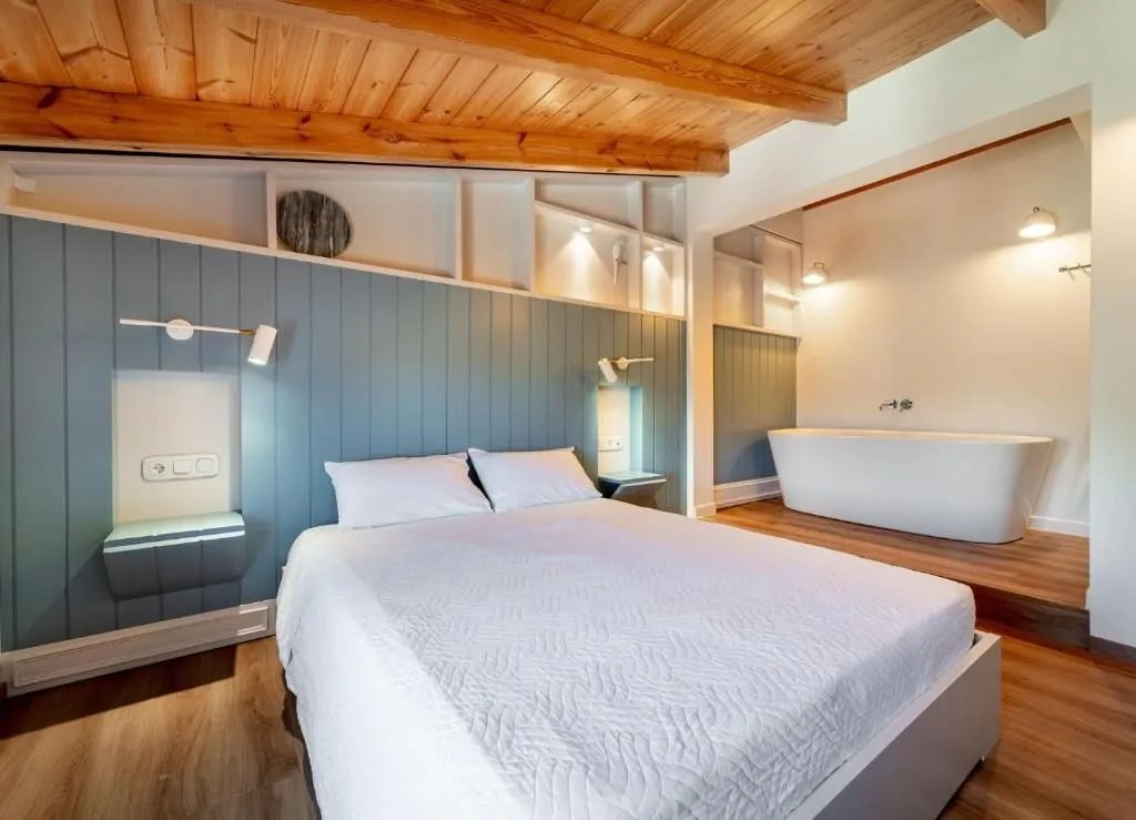 Suite with Bathtub