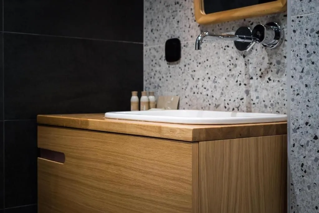 Suite with Bathtub