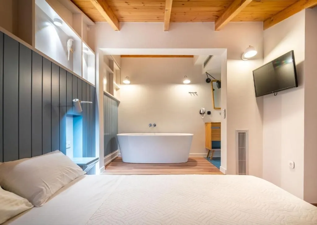 Suite with Bathtub
