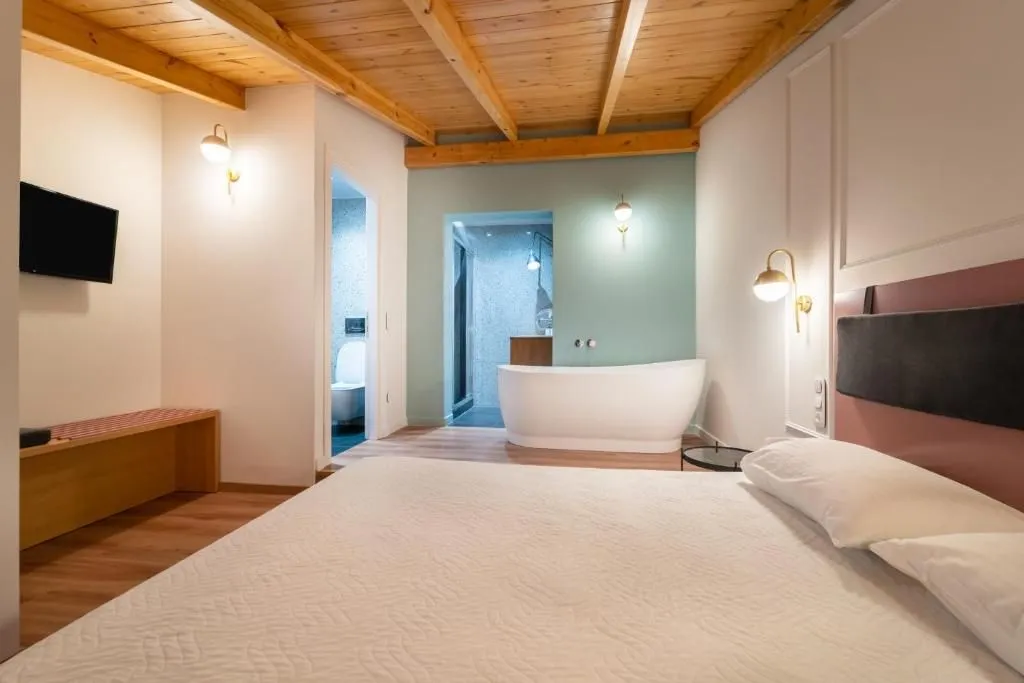 Suite with Bathtub